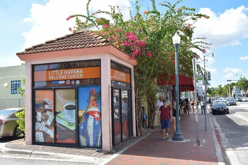De puerta en puerta para crear confianza en las vacunas contra covid en la Pequeña Habana