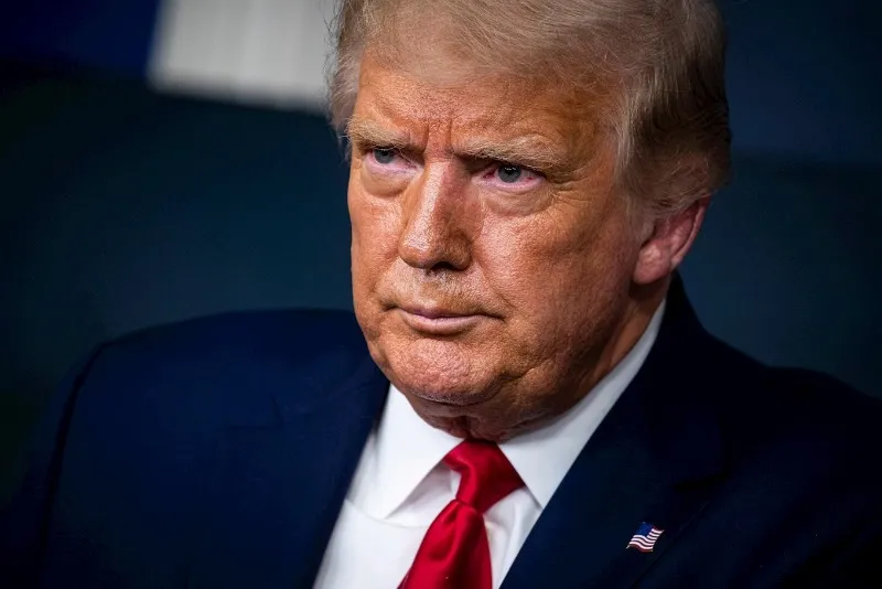 honbre estrelló su auto contra tienda de Trump