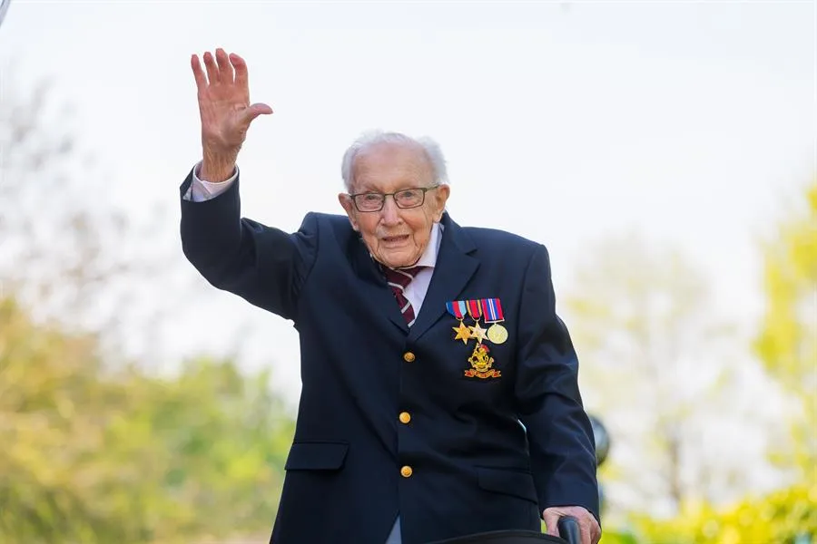 Falleció el capitán Sir Tom Moore a los 100 años de COVID-19