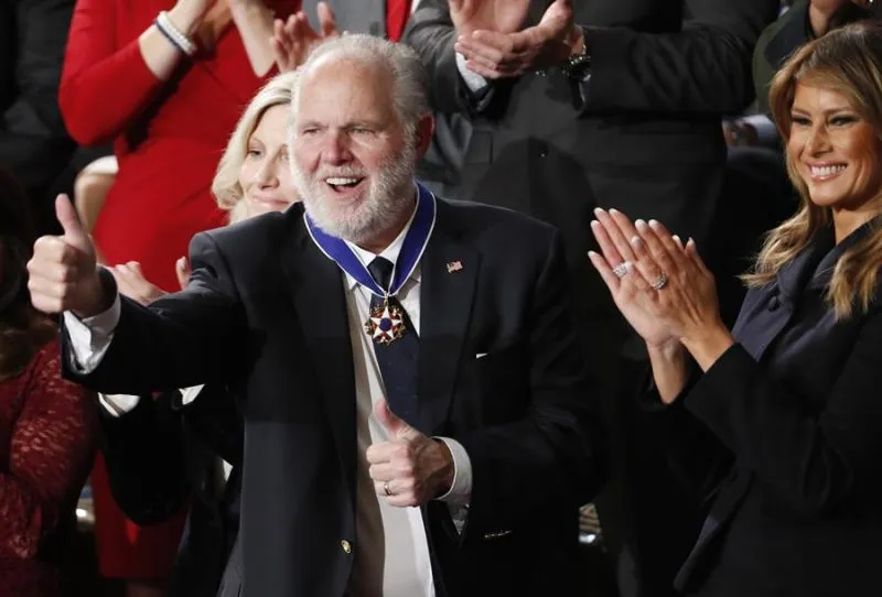 DECESO. Rush Limbaugh junto con la exprimera dama Melania Trump cuando el exmandatario Donald Trump le concedió la Medalla Pr