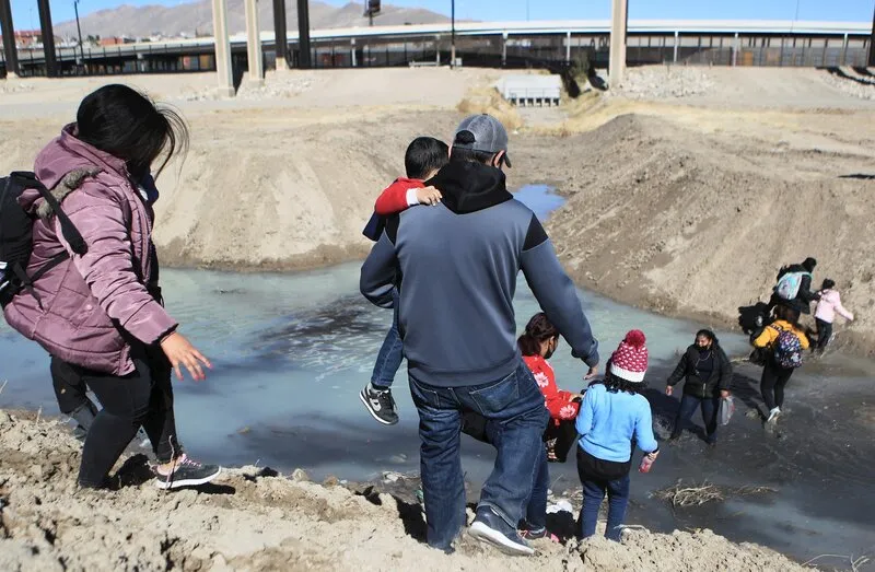 TRÁNSITO. Decenas de migrantes centroamericanos con niños cruzan el Río Bravo hacia Estados Unidos, el pasado viernes 5 de fe