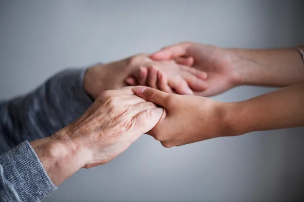 Cómo cuidadores familiares latinos pagan altísimo precio