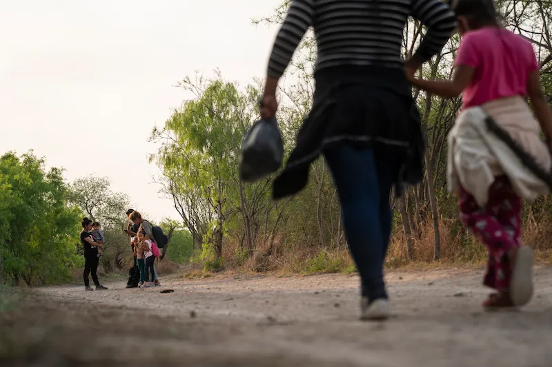 EE.UU. medita pagos en efectivo para ayudar a frenar la migración