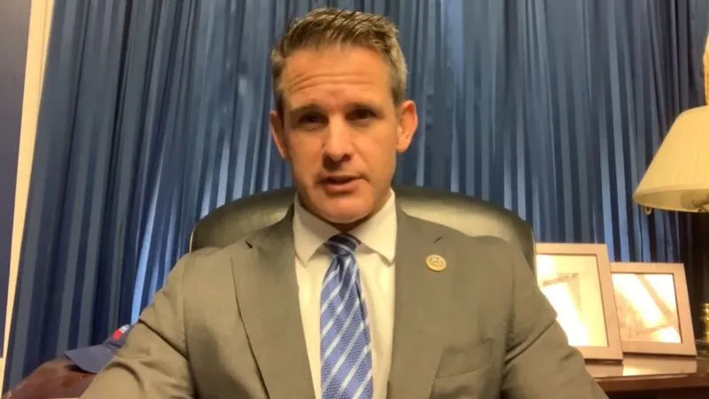 Adam Kinzinger dice que advirtió a Kevin McCarthy sobre posible violencia en el Capitolio antes del asalto