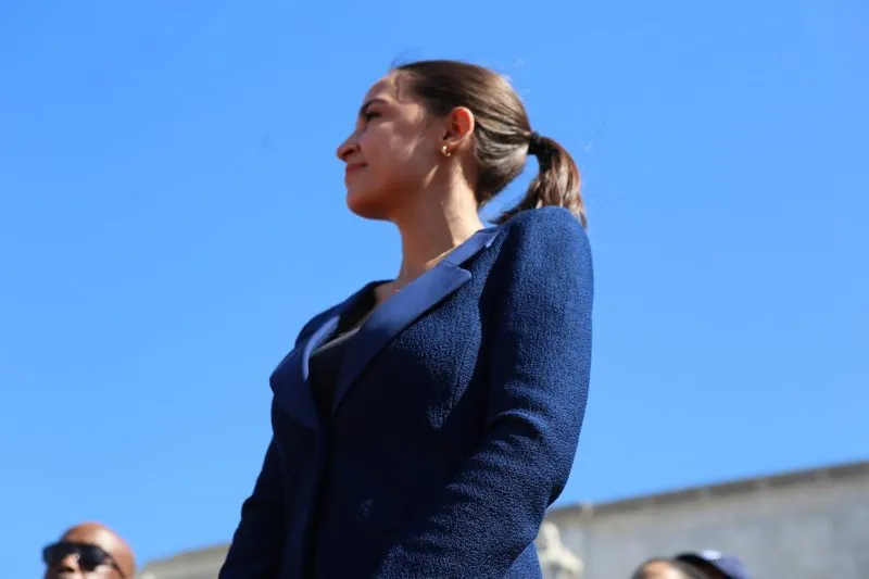 Alexandria Ocasio-Cortez tiene COVID-19. Es la cuarta congresista contagiada en la semana