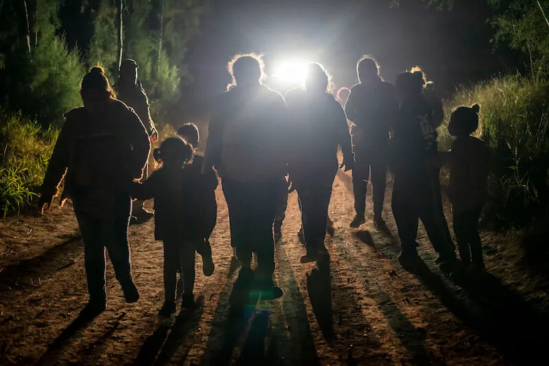 Inmigrantes cruzan la frontera
