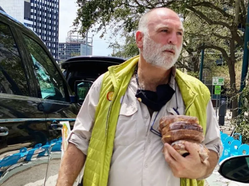 El chef José Andrés y World Central Kitchen alimentan a las víctimas de Ida en Luisiana