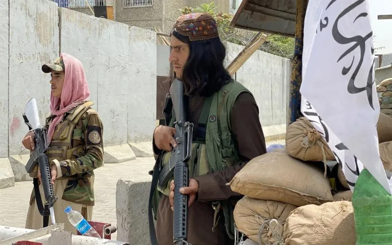 Talibanes declaran “amnistía” para los funcionarios afganos mientras Estados Unidos reanuda evacuaciones