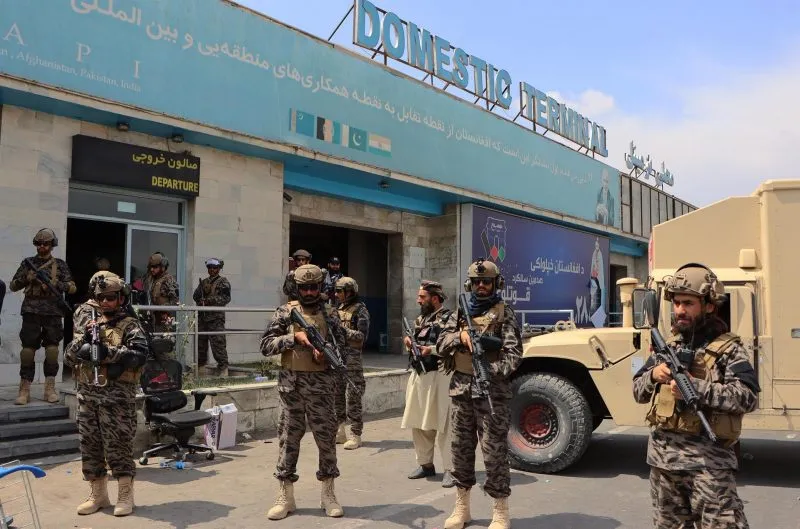 Talibanes toman el aeropuerto de Kabul tras retirada final de tropas estadounidenses