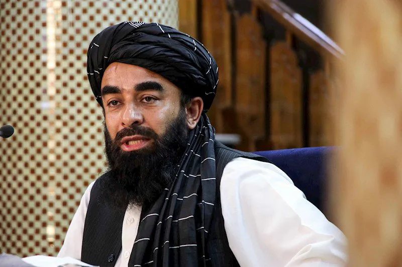 Zabihullah Mujahid, portavoz talibán con periodistas desde Kabul