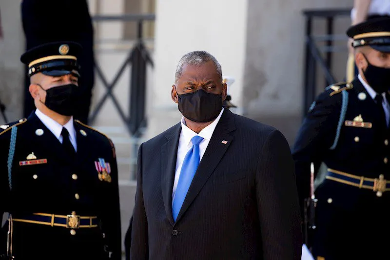 US Secretary of Defense Lloyd Austin (C)