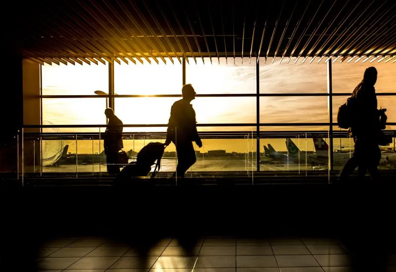 Francia y España endurecen las restricciones por COVID-19 para los turistas estadounidenses