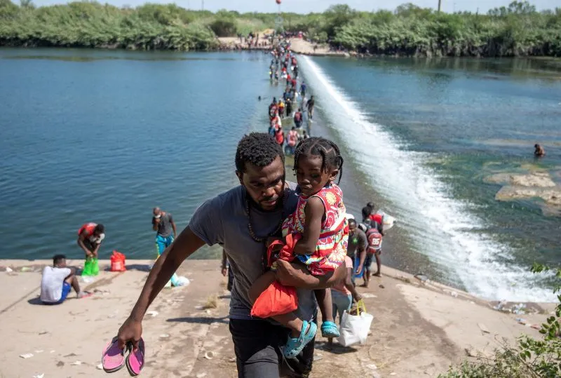 Expulsan a todos los migrantes en Del Río, Texas, según Mayorkas