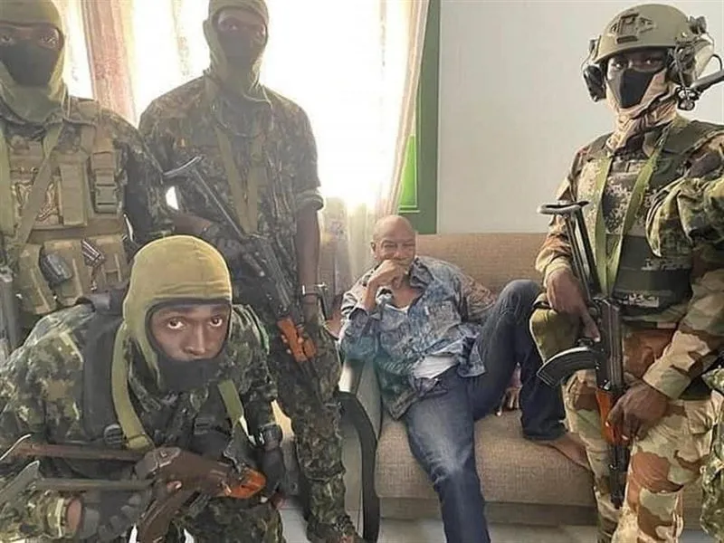 Militares de Guinea dicen que detuvieron al presidente y tomaron el control del país