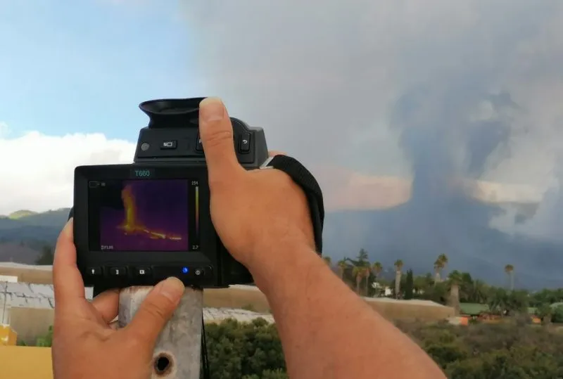 Miles de personas huyen tras erupción de volcán en Islas Canarias, España