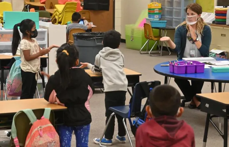 Unión de Maestros de Boston inicia proceso para aplicar vacuna de refuerzo a los educadores