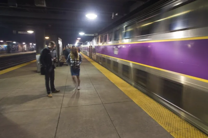 Familia herida en el accidente de escaleras mecánicas demanda a la MBTA por negligencia