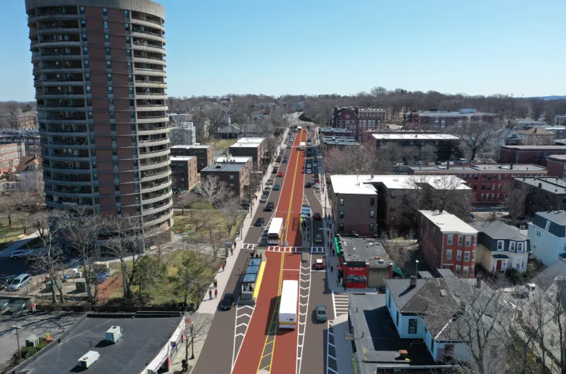 Nuevo carril de buses funcionará en la Columbus Avenue