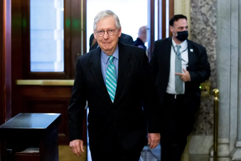 Trump y sus aliados critican a Mitch McConnell por el acuerdo sobre la deuda