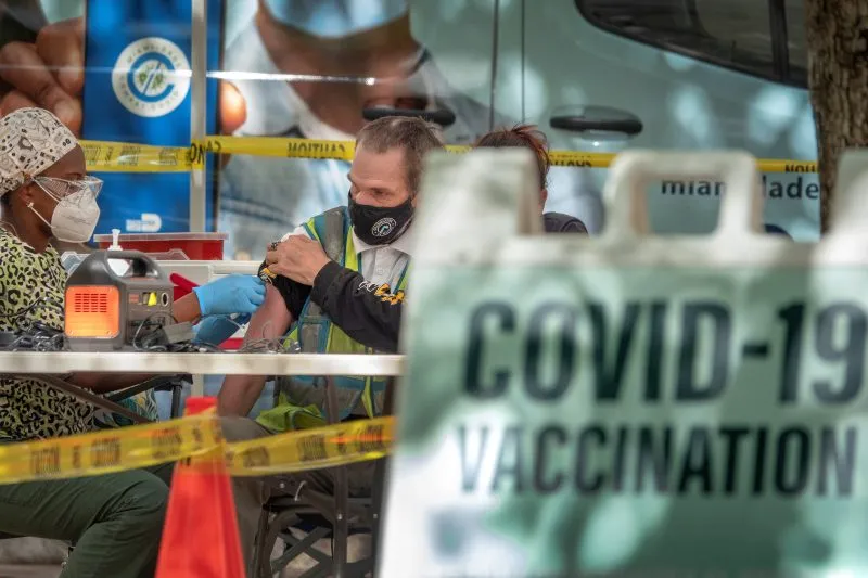 Piden a las empresas cumplir con el mandato de vacunación de Biden… ¡voluntariamente!