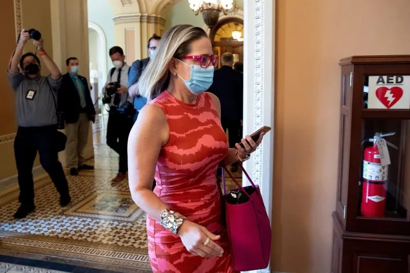 Activistas siguieron a la senadora Kyrsten Sinema al baño para exigirle aprobar proyecto de ley