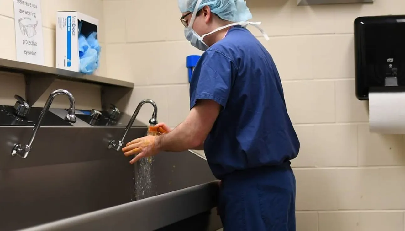 Hospitales de MA se preparan para despedir a cientos de empleados por no querer vacunarse