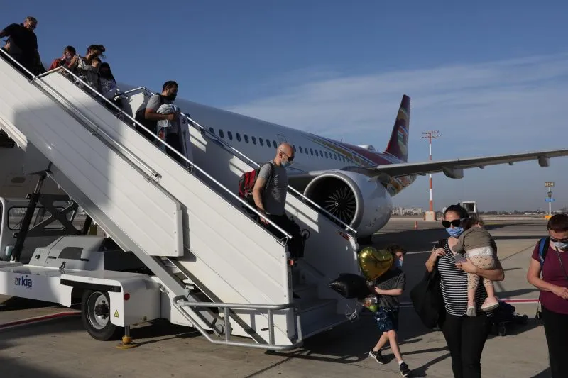 Israel cierra sus puertas a extranjeros, pero la variante ómicron ya llegó