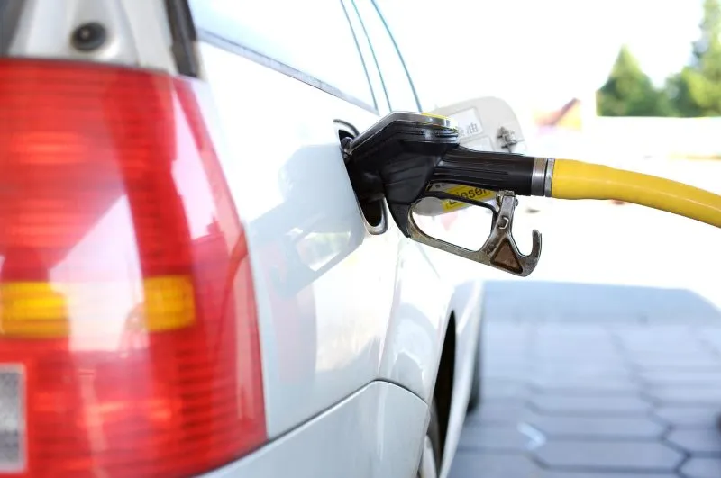 Proponen a Baker exonerar impuestos a la gasolina durante dos meses