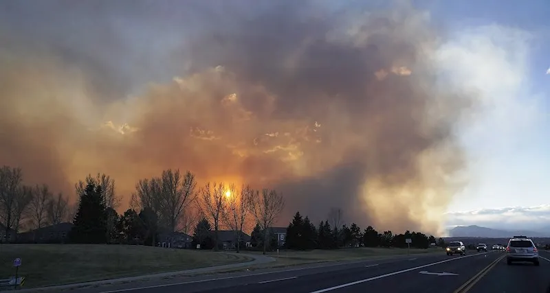 Miles de desplazados y 500 casas dañadas tras voraz incendio en Colorado