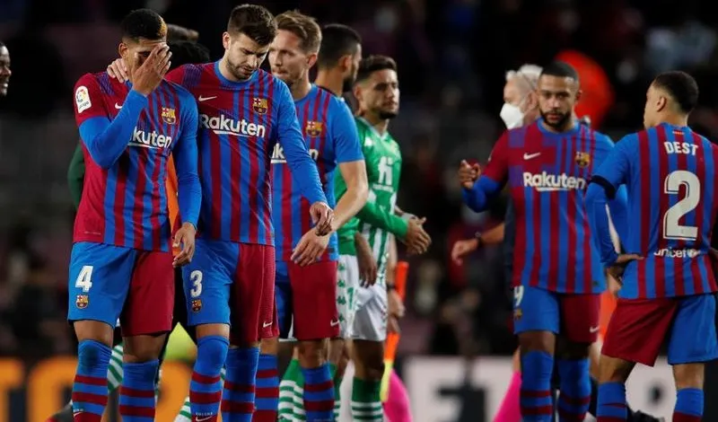 Barcelona cae ante el Betis antes de su decisivo juego por Champions
