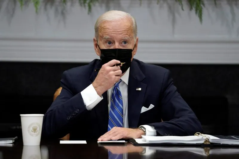 Pruebas gratis y ayuda para hospitales: el plan de Biden contra la variante ómicron