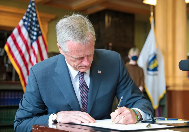Baker firma proyecto de ley de educación sobre genocidio