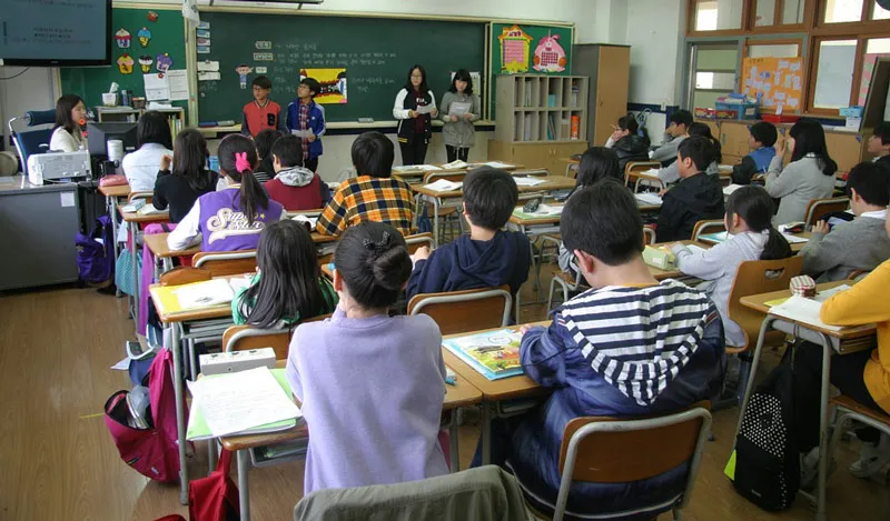¿Qué ha causado el aumento de casos de COVID-19 en las escuelas públicas de Chicago?