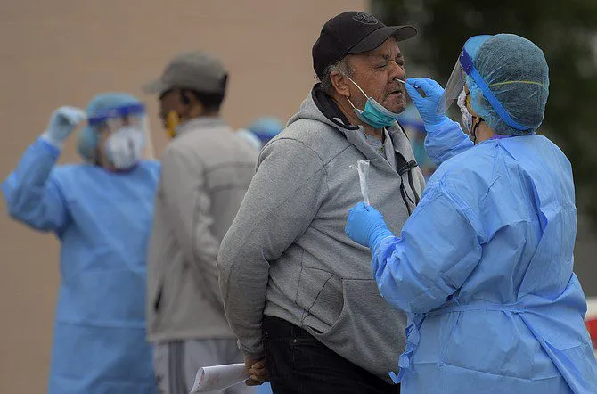 El virus que causa el COVID-19 llega hasta el tejido del cerebro, los ojos y el colon