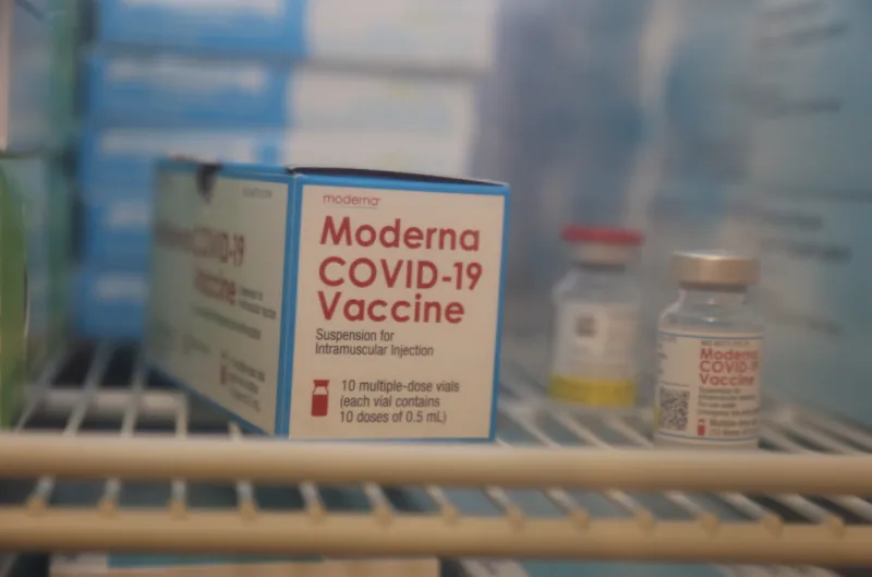 ¿La vacuna de refuerzo de Moderna protege contra la variante ómicron?