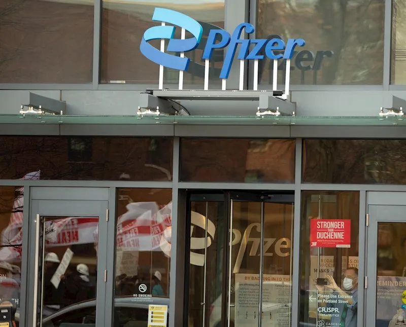 Pfizer tendrá lista una vacuna contra ómicron en marzo. Se necesite o no