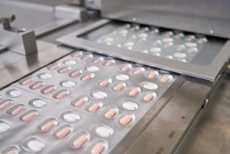 ¿Qué pasa con las pastillas anti COVID-19? El suministro es limitado mientras aumentan las hospitalizaciones