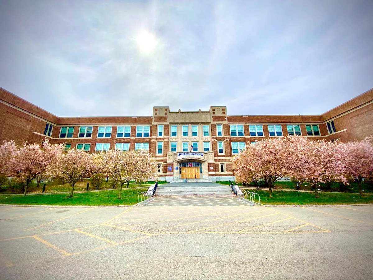 Maestro y estudiante heridos tras tiroteo en escuela de Dorchester