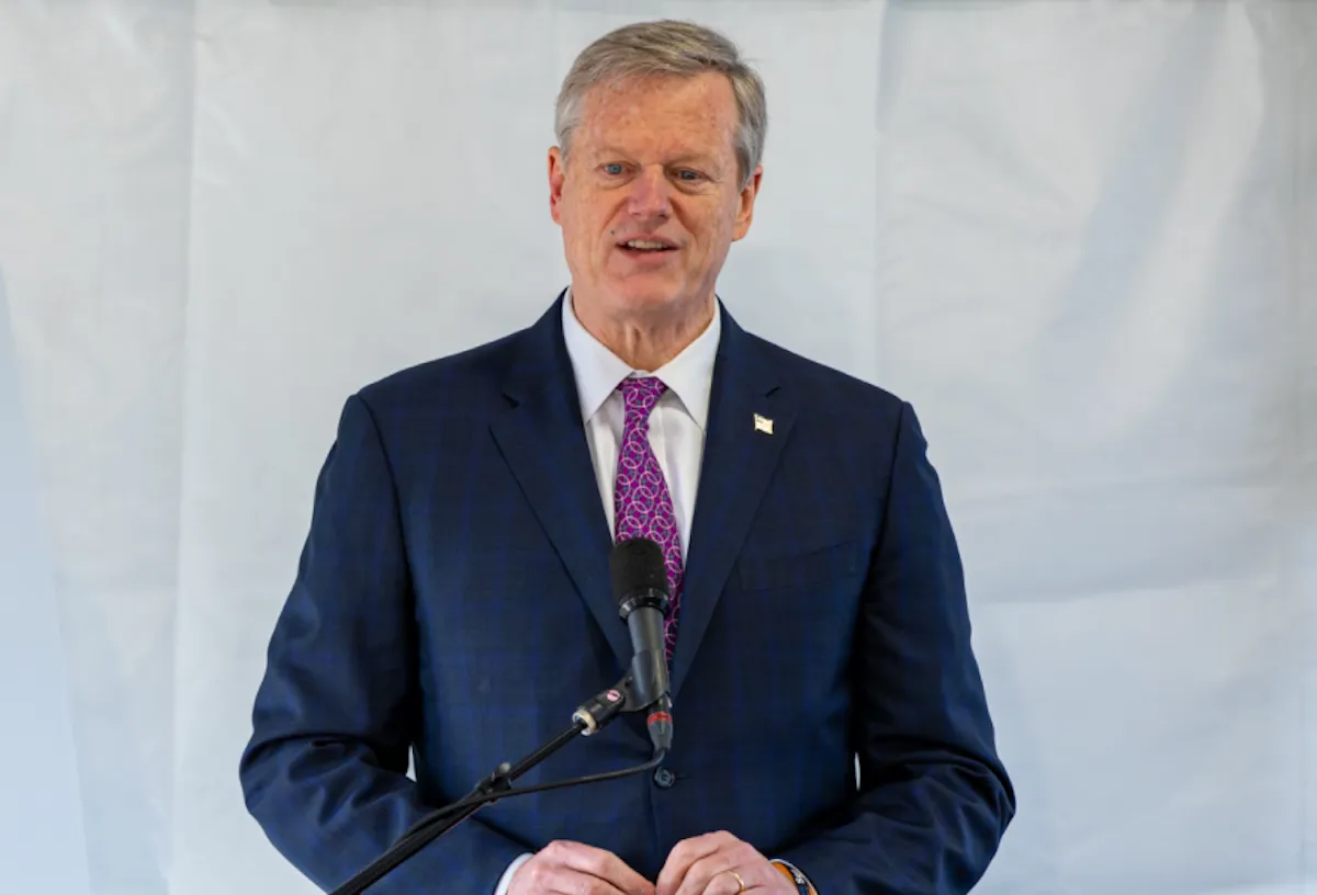 Charlie Baker, gobernador de Massachusetts, establece programa de ayudas para empresas del estado.