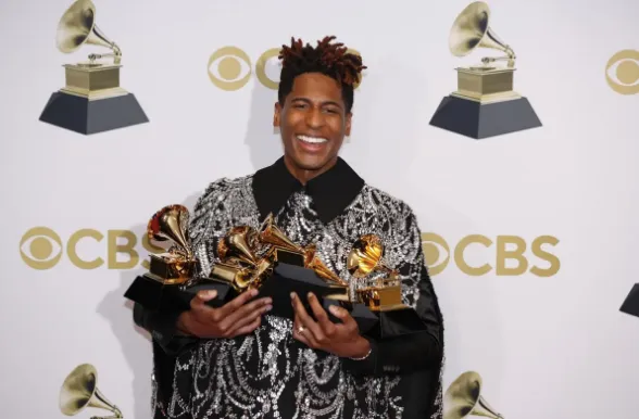 Jon Batiste es el primer artista negro en ganar la categoría mejor álbum del año después de 14 años. Credit: EFE/ Étienne Lau