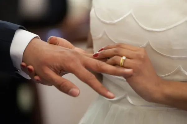 El cargo de conspiración para cometer fraude matrimonial contempla una sentencia de hasta cinco años de prisión, tres años de