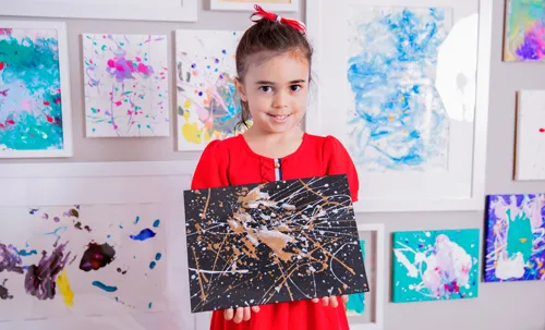 Sophia Baptista, artista de 5 años en Massachusetts