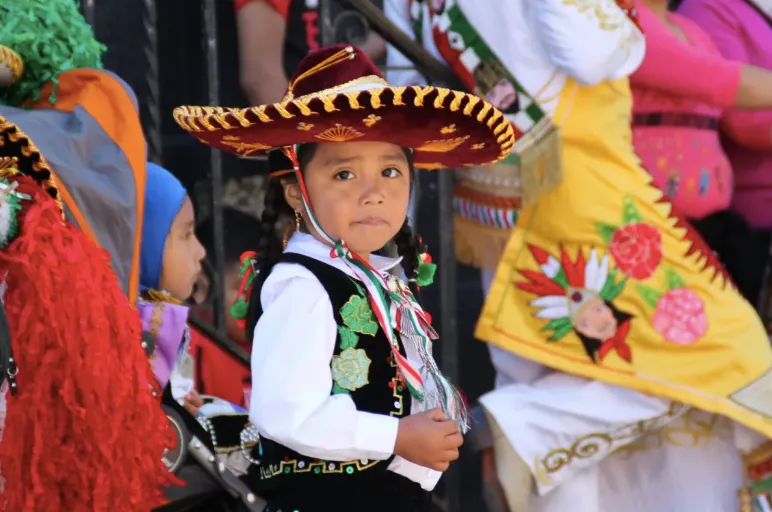 CULTURA. Con orquestas, trajes de colores y mosquetones, miles de personas festejan el Carnaval de Puebla en Filadelfia, que