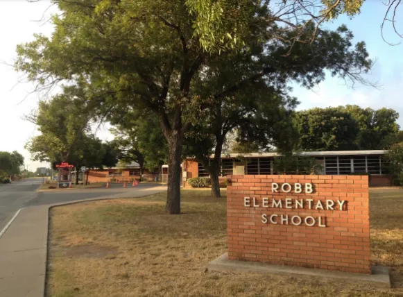 La escuela de primaria Robb Elementary tiene una matrícula de 535 alumnos, según el período escolar 2020-2021 reportado en el
