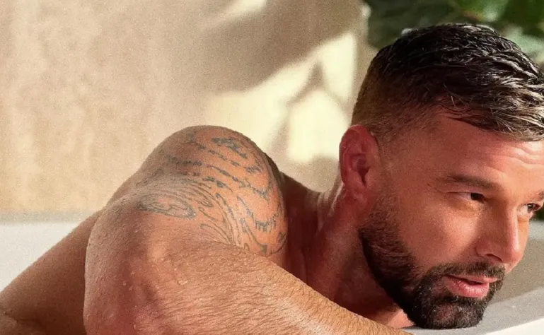 El intérprete protagoniza serie en inglés que marca su regreso como actor. Foto: @ricky_martin