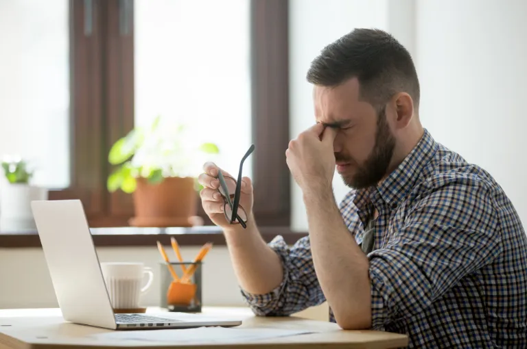 Existe evidencia científica de que el exceso de trabajo puede tener un impacto negativo en la salud. Foto: Freepik