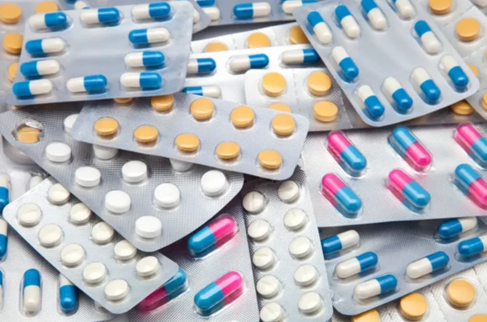 Healey defiende programa de ayudas para pagos de medicamentos