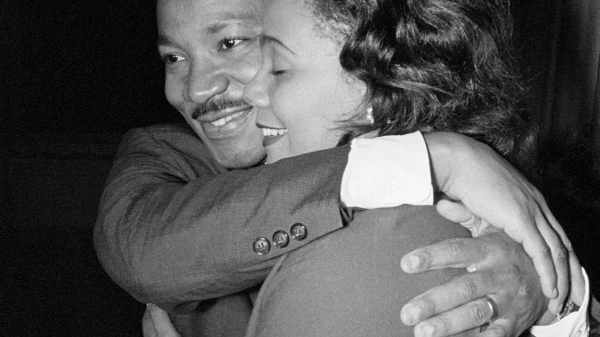 Martin Luther King y la Sr. King abrazándose tras recibir Premio Nobel de la Paz en 1964. Foto: King Boston.