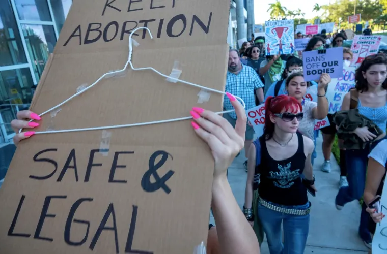 Activistas pro-aborto reclaman el derecho al aborto, durante una manifestación en el campus de la Universidad Internacional d