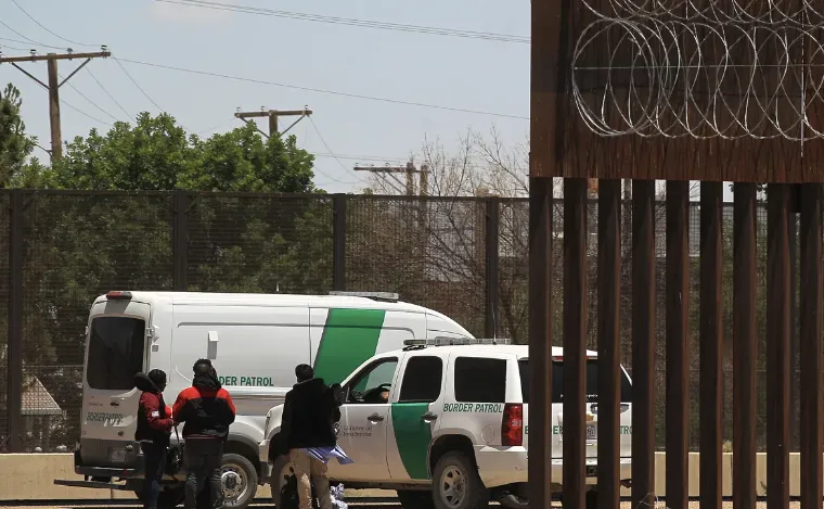 Una familia de migrantes haitianos cruzan de manera ilegal la frontera norte el 24 de mayo de 2022, en ciudad Juárez, Chihuah
